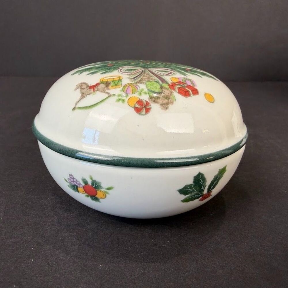Vintage Mikasa Heritage Christmas Story 3.25" Covered Round Box/Bowl, Very Nice - Picture 2 of 8
